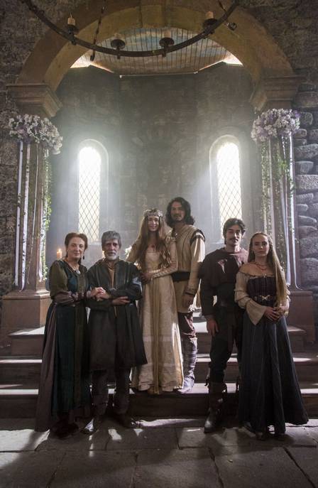 Personagens de Deus Salve o Rie durante casamento