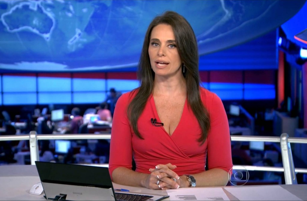Jornalista Carla Vilhena na bancada do Jornal Nacional (Divulgação)