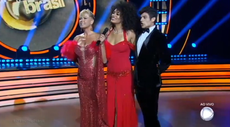 Miss esbanja talento na dança (Reprodução/Record)