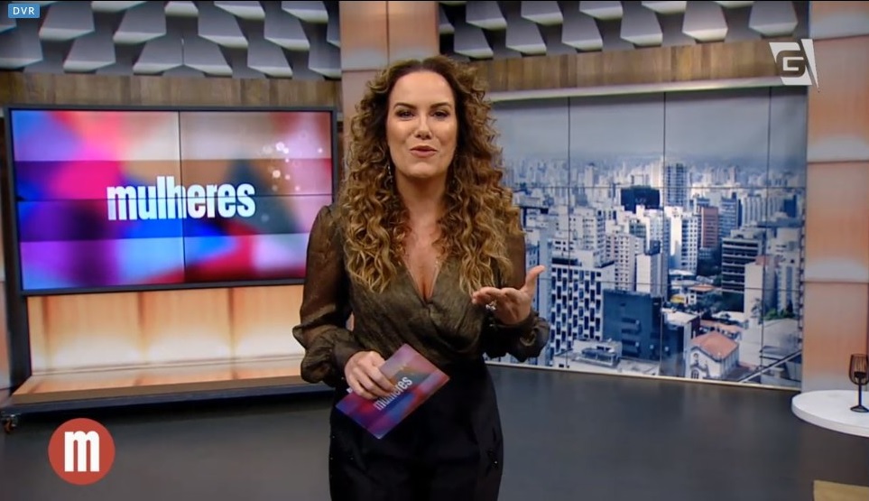 Regina Volpato se mostra diferente ao se jogar no chão do programa ‘Mulheres’
