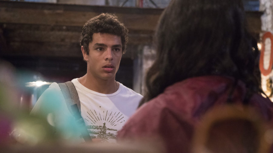 Tato (Matheus Abreu) diante de K1 (Talita Younan) em Malhação Viva a Diferença