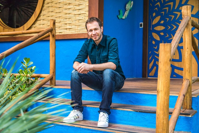 Tiago Leifert posa para foto dentro da nova casa do BBB18 (Divulgação)