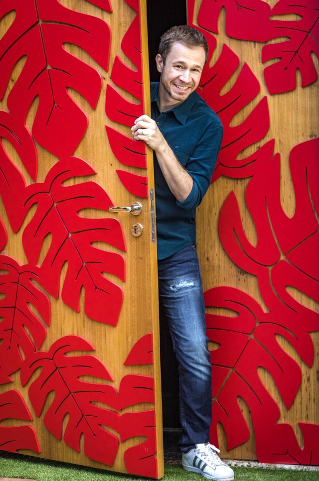 Tiago Leifert dentro da nova casa do BBB18 (Divulgação)