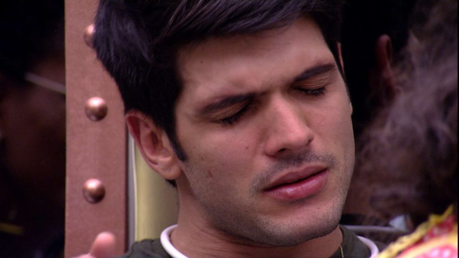 Lucas chora ao falar da noiva (Reprodução: TV Globo)