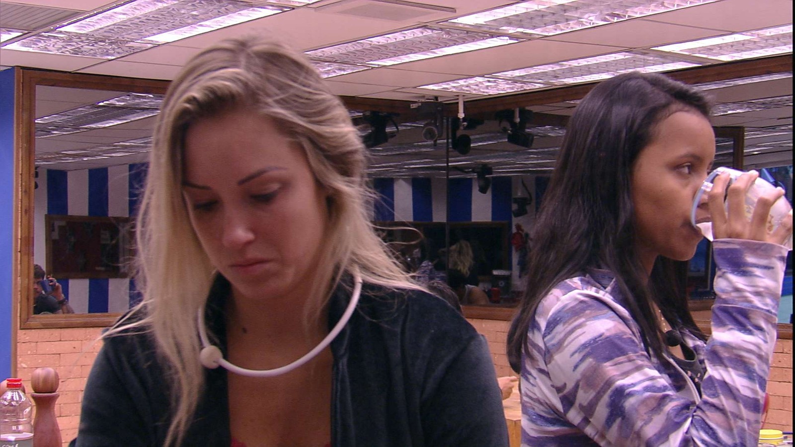 Jéssica levata patada de Gleici no BBB18 (Reprodução: TV Globo)