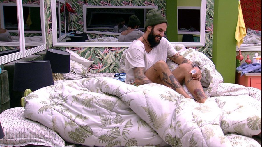 Wagner da beijo no rosto de Gleici (Reprodução: TV Globo)
