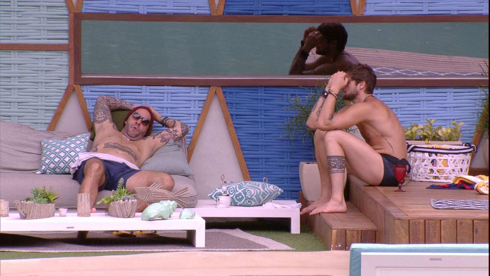 Caruso e Breno na área externa do BBB18 (Reprodução: TV Globo)