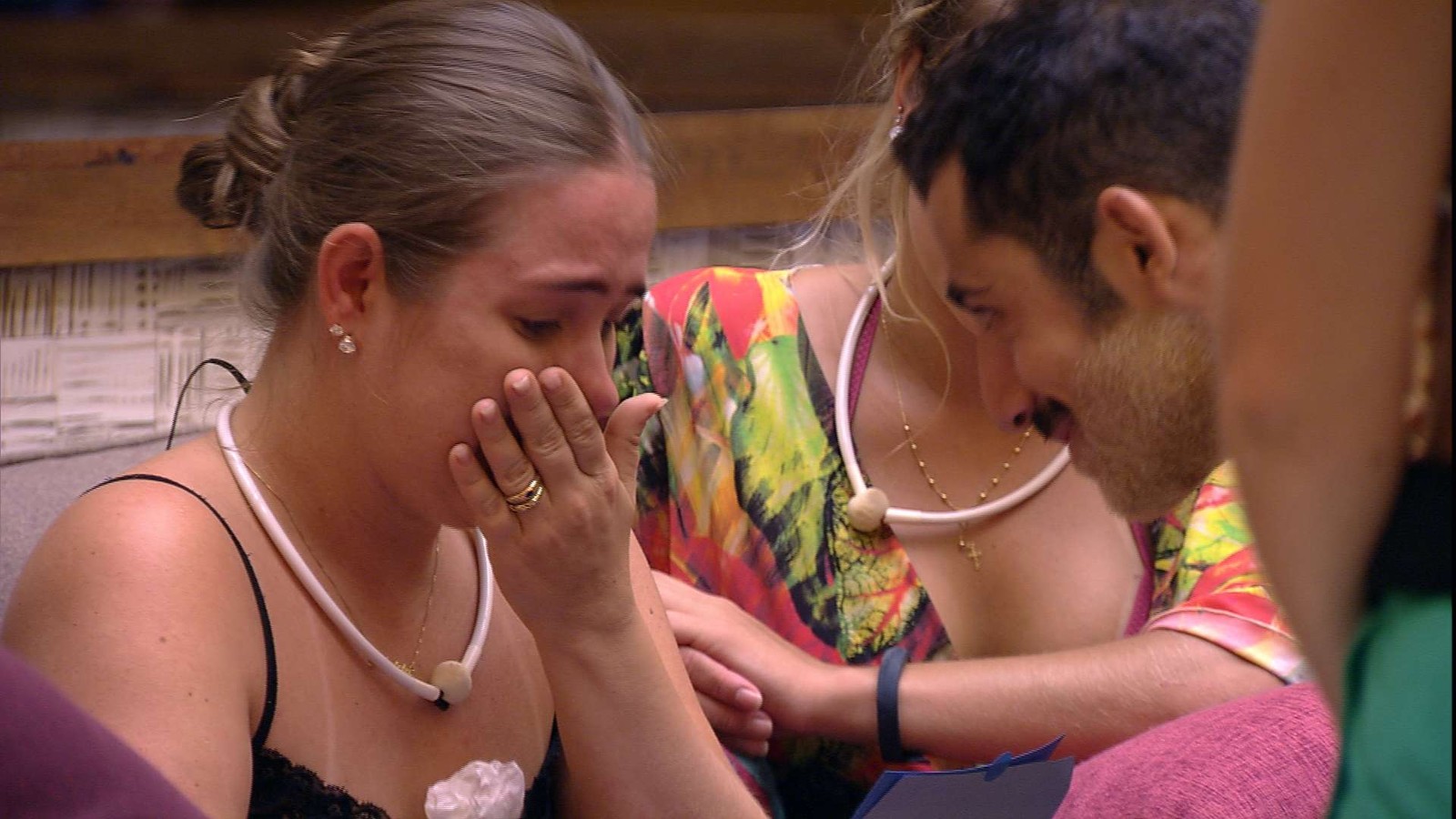 Patrícia se emociona com carta da família (Reprodução: TV Globo)