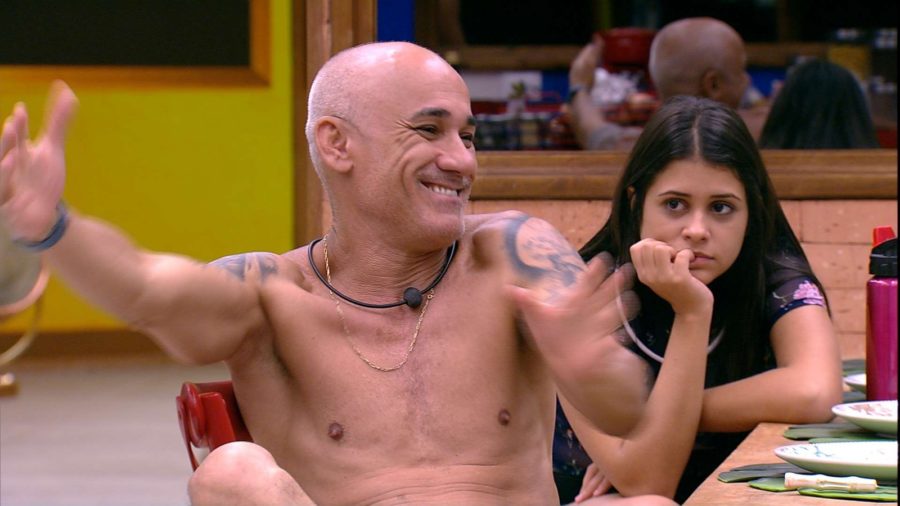 Ayrton se diverte contando histórias no BB18 (Reprodução: TV Globo)