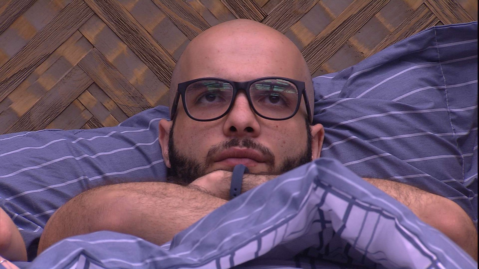 Mahmoud observa monitores no Quarto do Líder (Reprodução: TV Globo)