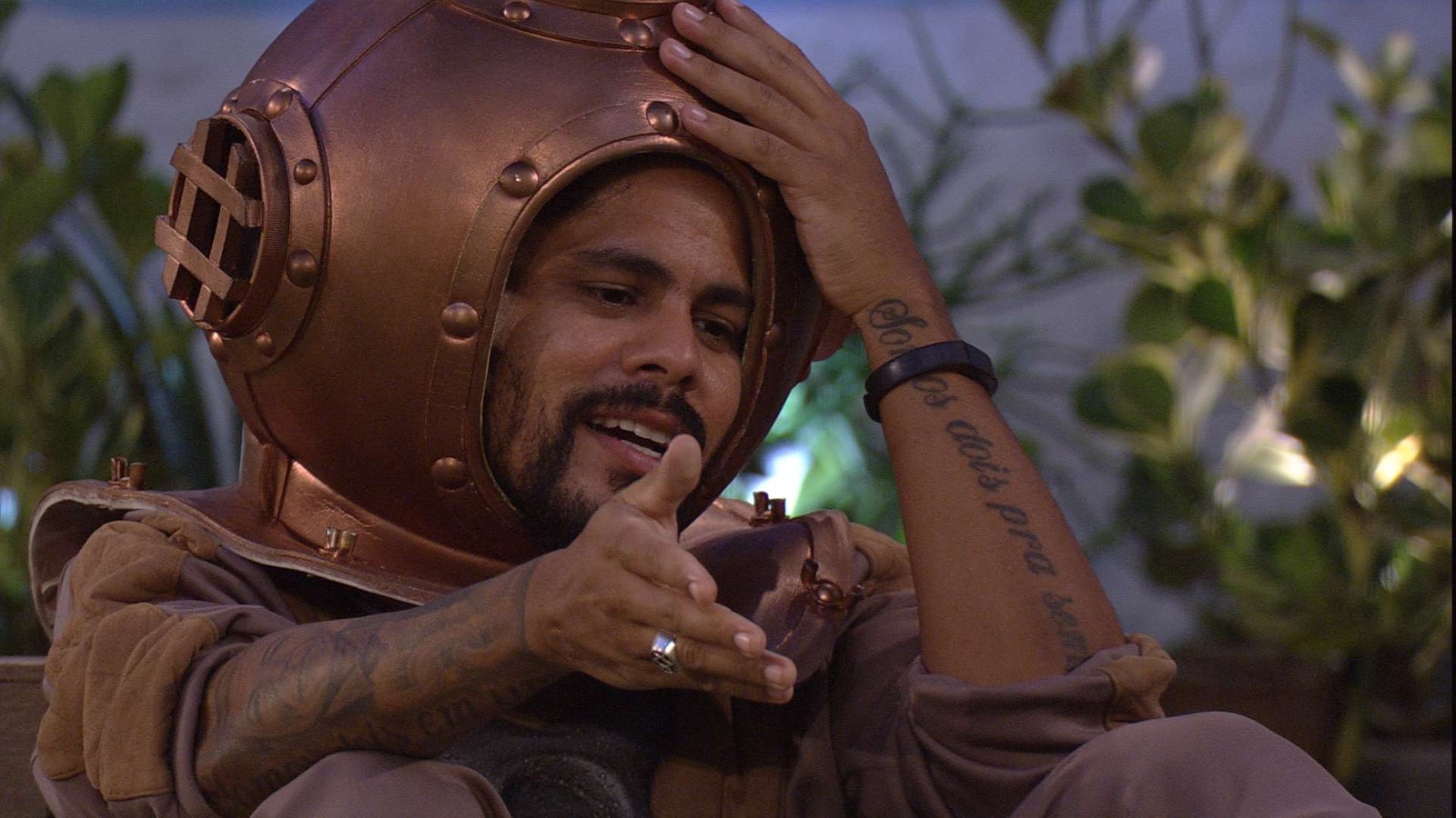 Viegas conversa com Breno no jardim do BBB18 (Reprodução: TV Globo)