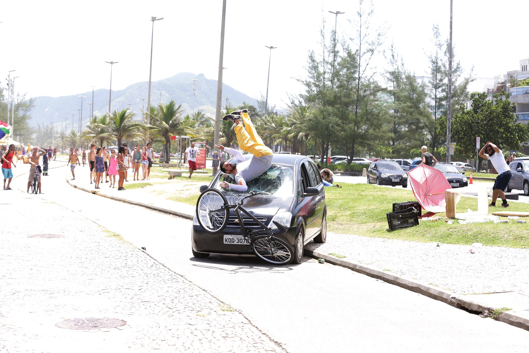 Carro sem motorista atropela pessoas em Apocalipse