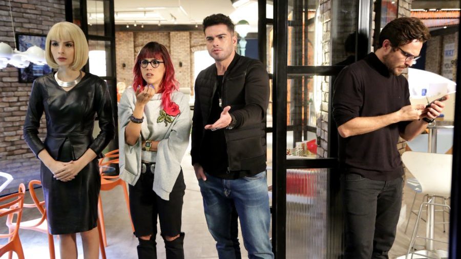 Benjamim (Igor Rickli), Melina (Giselle Batista), Brenda (Pérola Faria) e André (Sidney Sampaio) assistem às notícias sobre arrebatamento na TV