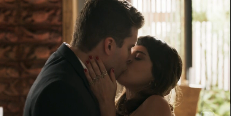 Clara e Patrick finalmente se beijam em O Outro Lado do Paraíso (Reprodução/Globo)