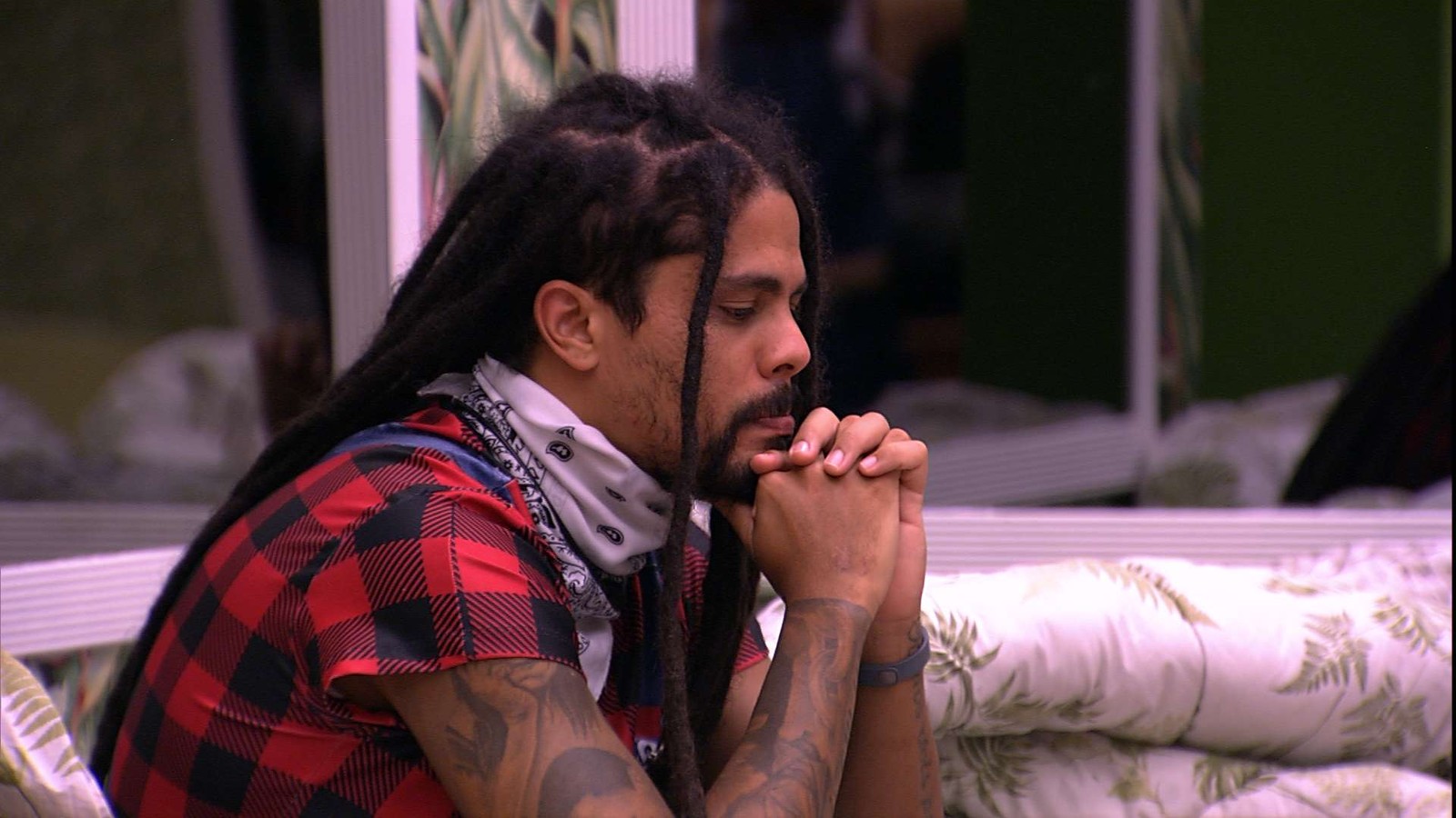 Viegas briga com Nayara e fica pensativo na casa do BBB18 (Reprodução: TV Globo