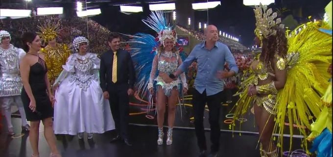 Jornalista tenta sambar e paga mico (Reprodução/TV Globo)
