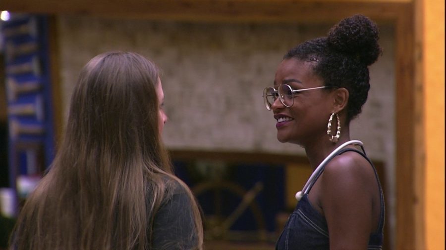 Patricia e Nayara esculacham Gleici no BBB18 (Reprodução)
