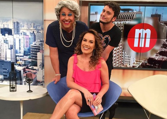 Regina se diverte ao lado de integrantes do programa (Divulgação/TV Gazeta)