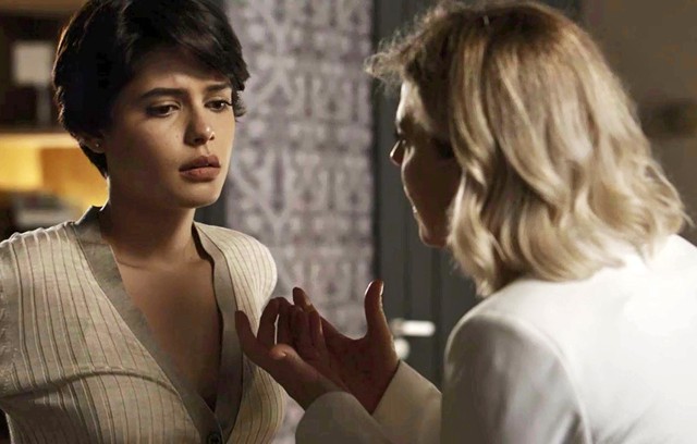 Adriana (Julia Dalavia) e Jo (Barbara Paz) de O Outro Lado do Paraiso