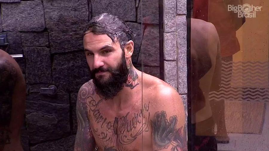 Wagner exagera no banho e casa do BBB18 tem água cortada (Divulgação)