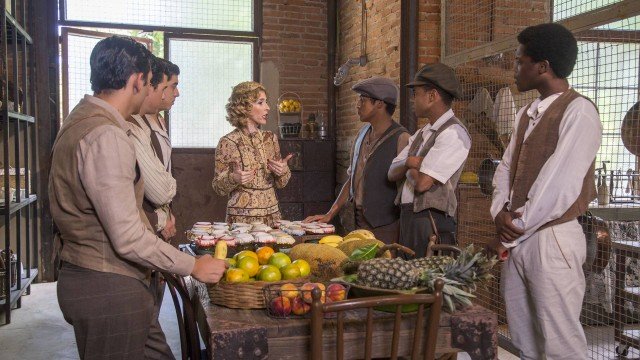 Alzira (Deborah Evelyn) com os funcionarios da Geleia Supimpa em Tempo de Amar