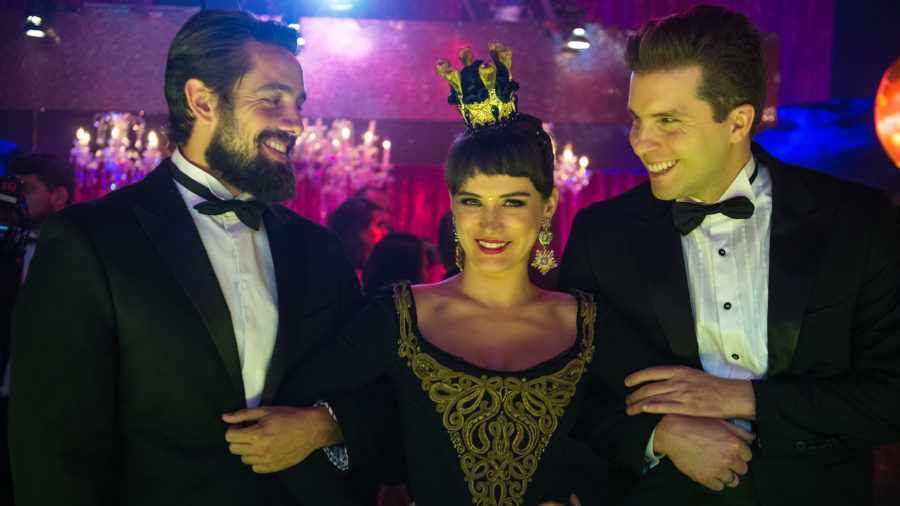 Renato (Rafael Cardoso), Clara (Bianca Bin) e Patrick (Thiago Fragoso) em O Outro Lado do Paraíso