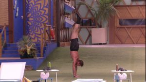 Entediado, Breno planta bananeira no jardim da casa do BBB 18