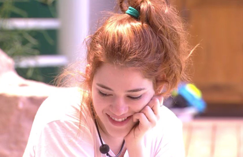 Ana Clara mostra incomodo com superproteção do pai