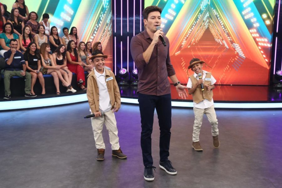 Rodrigo Faro recebe irmãos cantores no Hora do Faro
