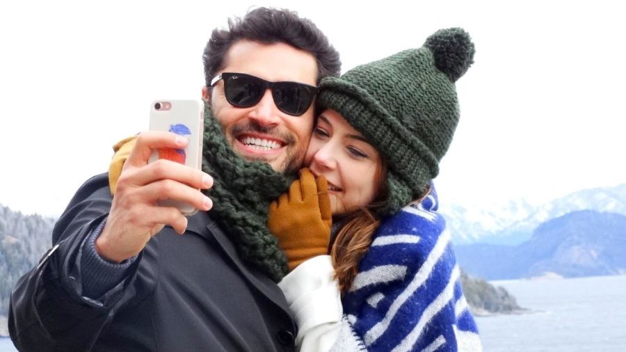 Gustavo (Carlo Porto) e Cecília (Bia Arantes) durante lua de Mel em Carinha de Anjo