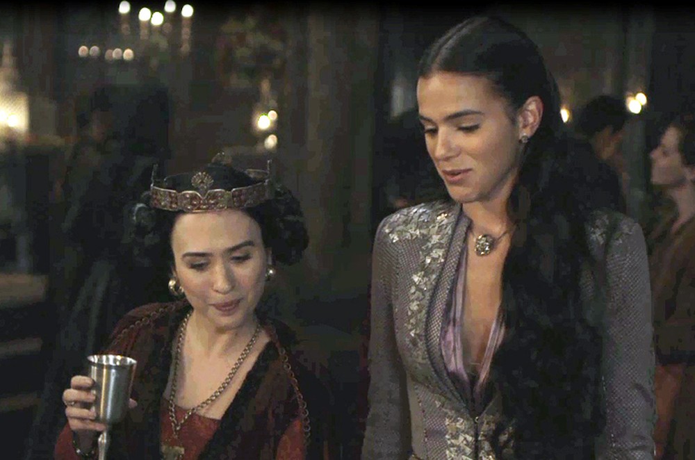 Lucrecia (Tata Werneck) e Catarina (Bruna Marquezine) de Deus Salve o Rei