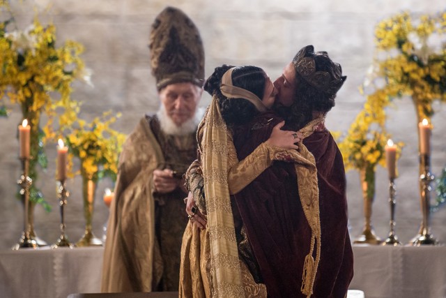 Lucrécia (Tatá Werneck) e Rodolfo (Johnny Massaro) de Deus Salve o Rei 1