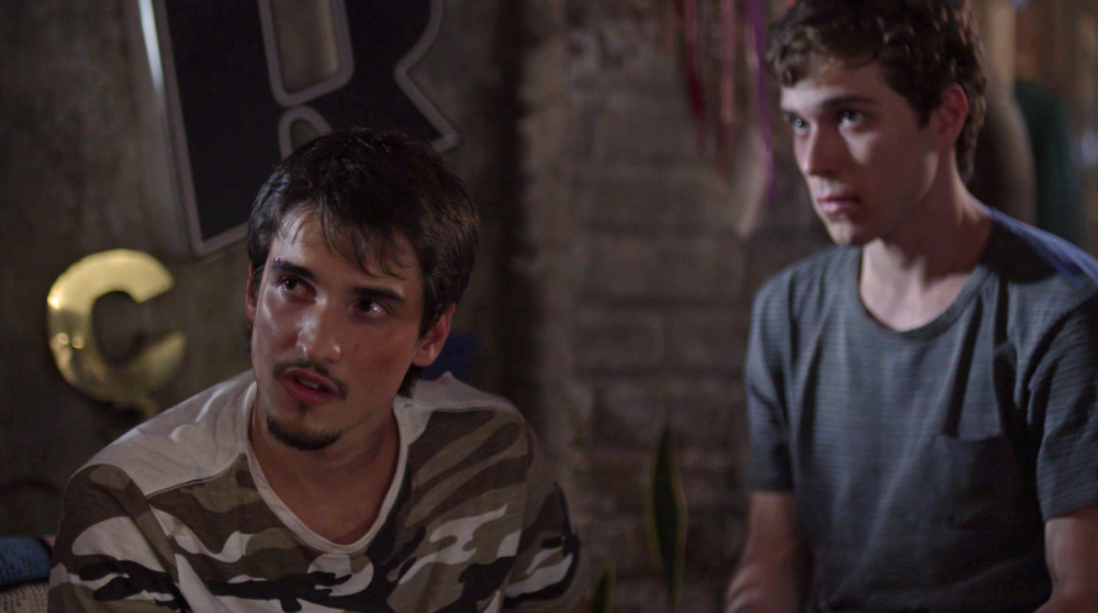 Felipe (Gabriel Calamari) e Gabriel (Luís Galves) são vítimas de homofobia em Malhação: Viva a Diferença