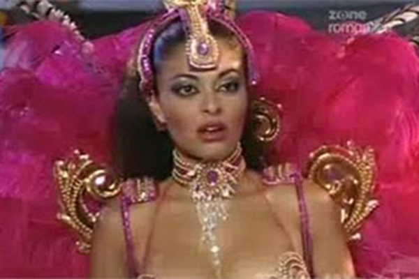 Personagem de Juliana Paes sambou na avenida em "O Clone" (Divulgação/TV Globo)