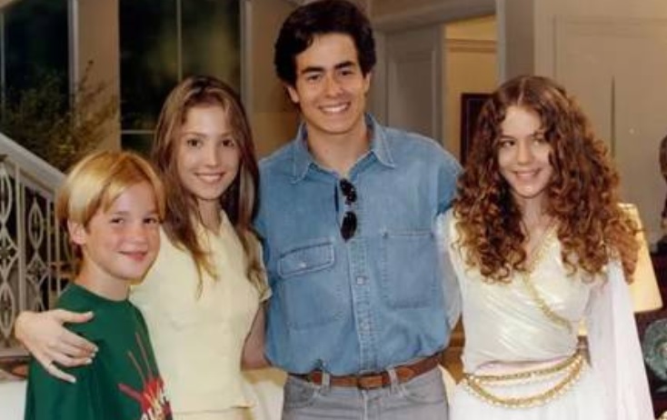 Patrick de Alencar com o elenco de Explode Coracao