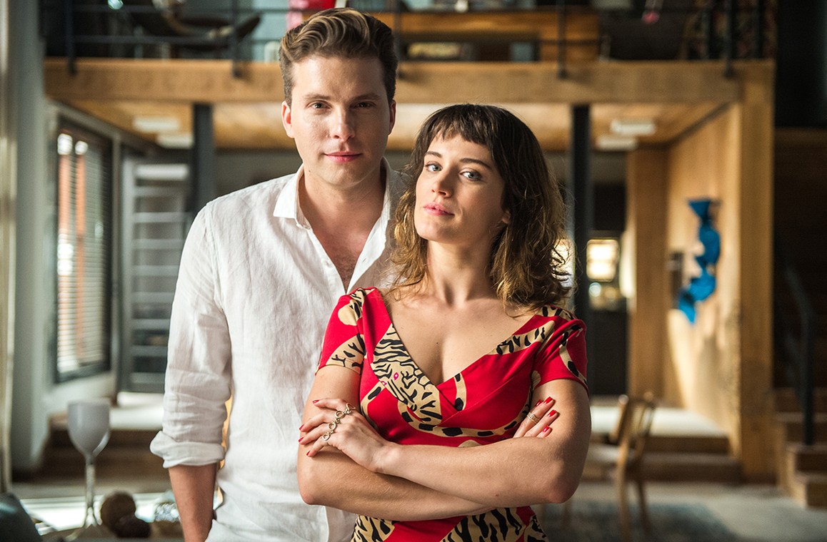 Patrick (Thiago Fragoso) e Clara (Bianca Bin) de O Outro Lado do Paraiso