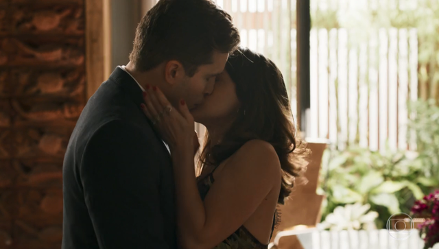 Patrick (Thiago Fragoso) e Clara (Bianca Bin) de O Outro Lado do Paraiso