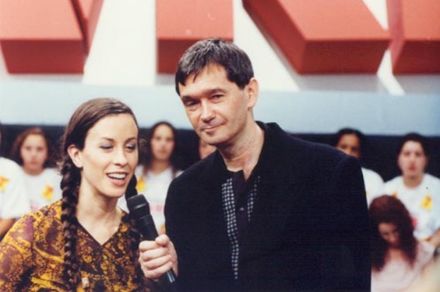 Serginho Groisman recebe Alanis Morissette no Programa Livre, do SBT