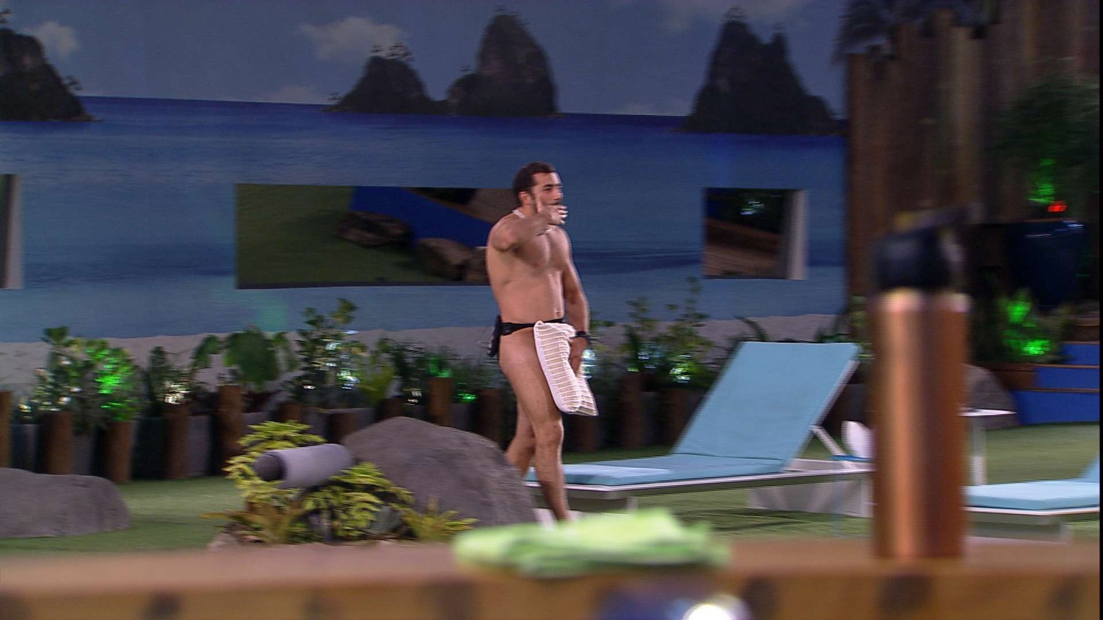Kaysar desfila de bumbum de fora no BBB18 (Reprodução: TV Globo)