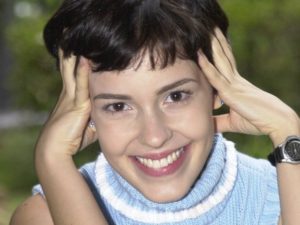 Camila dos Anjos como Bebel em Sandy & Júnior