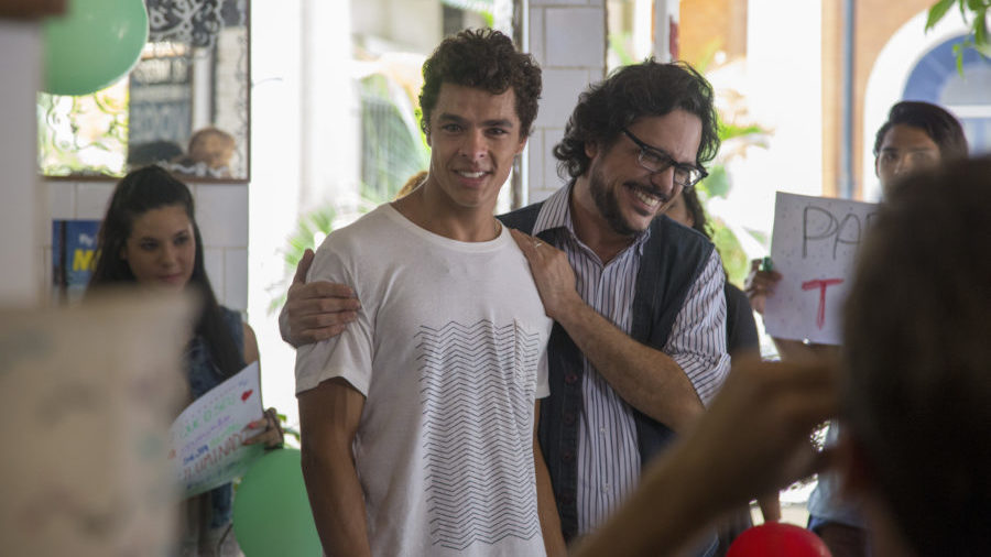 Roney ( Lúcio Mauro Filho ) chega com Tato ( Matheus Abreu ) para a festa surpresa.