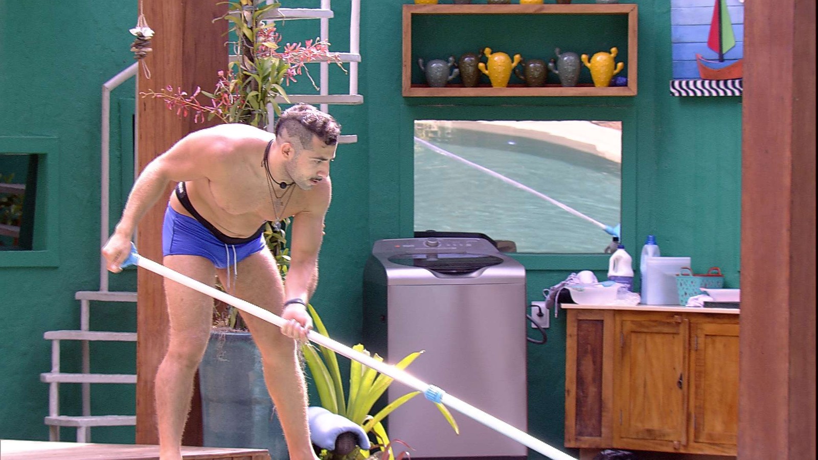 Kaysar limpa a piscina do BBB18 (Reprodução: TV Globo)