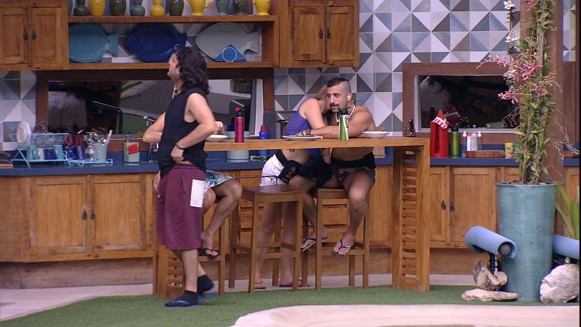 Patrícia tenta beijar Kaysar no BBB18