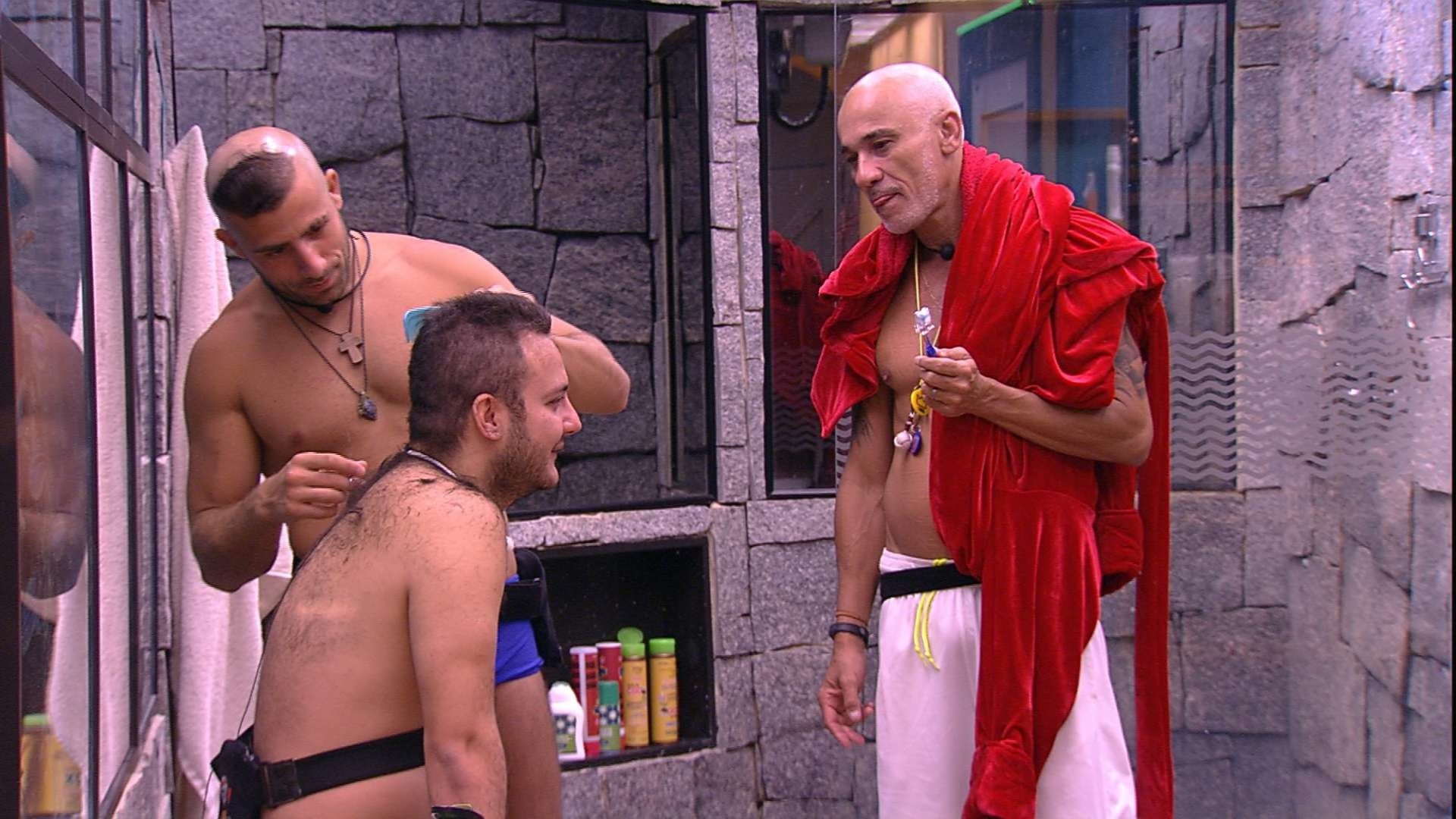 Kaysar corta o cabelo de Diego no BBB18