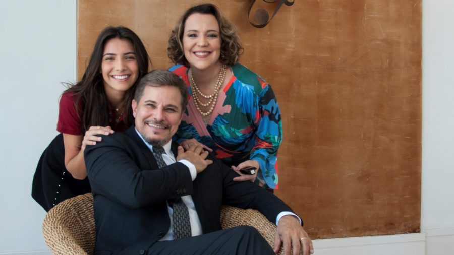 Eduardo ( Edson Celulari ), Isadora ( Ana Beatriz Nogueira ) e Pérola ( Rayssa Bratillieri ) em Malhação: Vidas Brasileiras