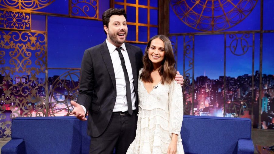 Alicia Vikander e Danilo Gentili no The Noite
