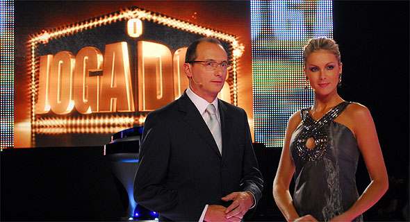 Com Britto Junior, Ana apresentou game show (Divulgação/TV Record)