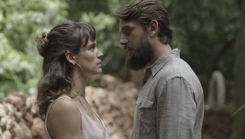 Clara (Bianca Bin) e Renato (Rafael Cardoso) de O Outro Lado do Paraiso