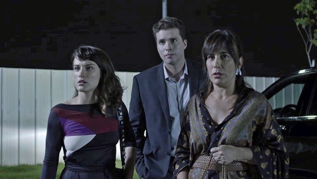 Clara (Bianca Bin), Patrick (Thiago Fragoso) e Beth (Gloria Pires) de O Outro Lado do Paraiso