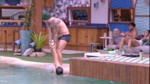 Caruso ajuda Kaysar a tomar banho de piscina